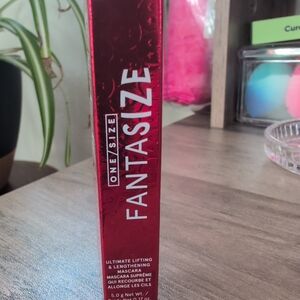ONE/SIZE Fantasize Mascara in Bold Red